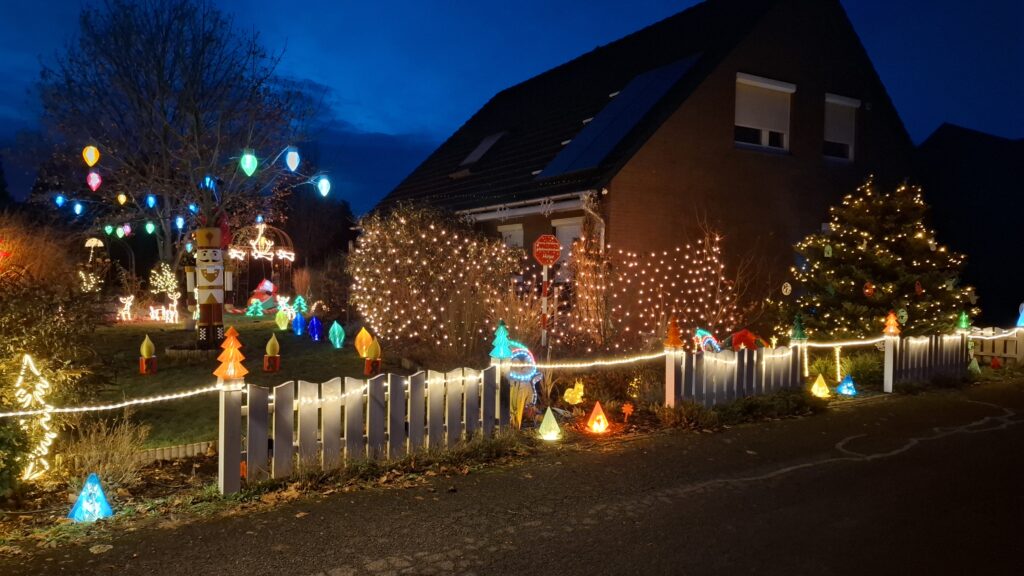 Festliche Weihnachtsbeleuchtung beim Weihnachtshaus Hoya