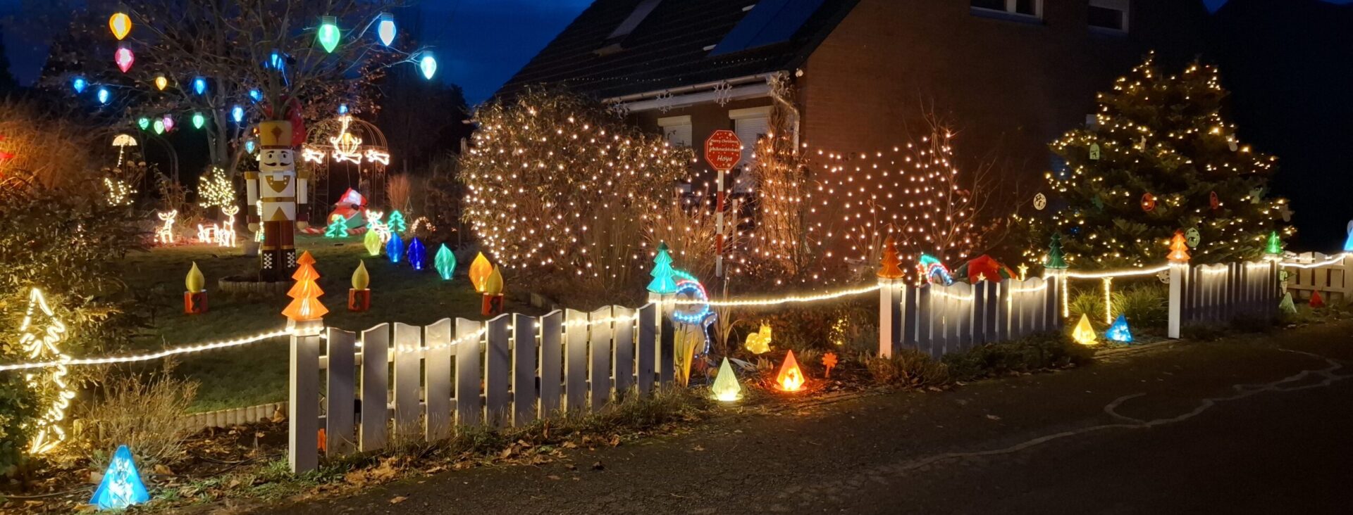 Festliche Weihnachtsbeleuchtung beim Weihnachtshaus Hoya